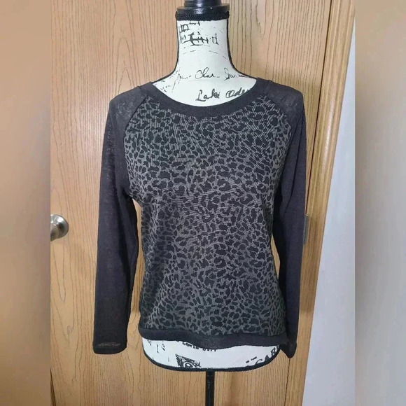 Fifty Street green cheetah leopard print raglan sleeve top - Picture 1 of 2